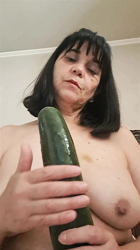 Milf Jugando Con Sus Tetas Y Un Pepino Mojandolo Con La Lengua XHamster
