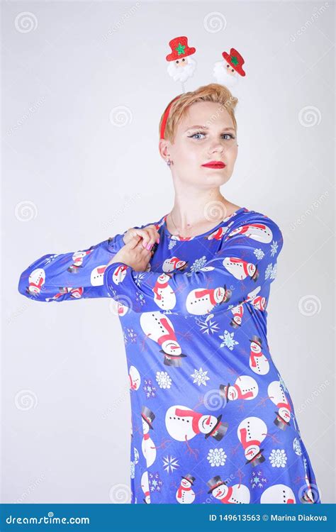 Jolie Fille Blonde Avec La Robe Lumineuse Drôle De Port De Noël De Cheveux Courts Sur Seul Le