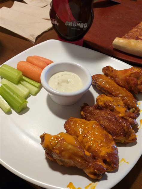 The BFF of Pizza: Pizza Hut Chicken Wings Review - Fast Food Menu Prices
