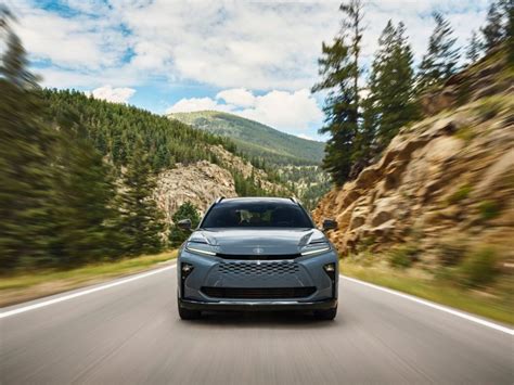 The 2025 Toyota Crown Signia Takes the Venza Formula and Goes Bigger