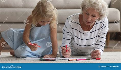 Jeune Fille Heureuse Dessin Avec Grand mère Mature Plus âgée à La Maison Clips Vidéos Vidéo