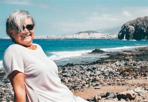 Heureuse Femme Mature Senior Détendue Avec Des Lunettes De Soleil Profitant De Vacances à La Mer