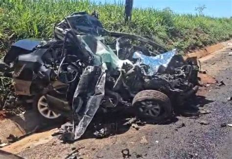 Motorista morre após invadir contramão e bater em caminhão na BR 153