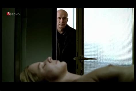 Naked Bernadette Heerwagen In Hinter Blinden Fenstern