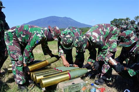 Resimen Artileri 2 Marinir Gelar Latihan Tempur Di Hutan Baluran