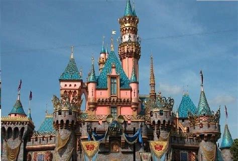 Disneyland Lsd Naked Man Man Takes Lsd To Disneyland Falls Into Lake Turns Up Naked A Mile