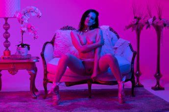 Aubree Valentine Shows Off Her Gorgeous Naked Body Photos