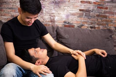 Pares Gay Asi Ticos Que Miran Uno A Junto En El Sof El Hogar Del Vintage Retrato De Hombres Gay