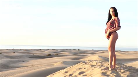 Tanned Slim Babe With Perfect Curves Sapphira Is Posing On The Sand