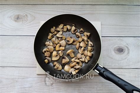 Молодая картошка с грибами на сковороде — рецепт с фото пошагово