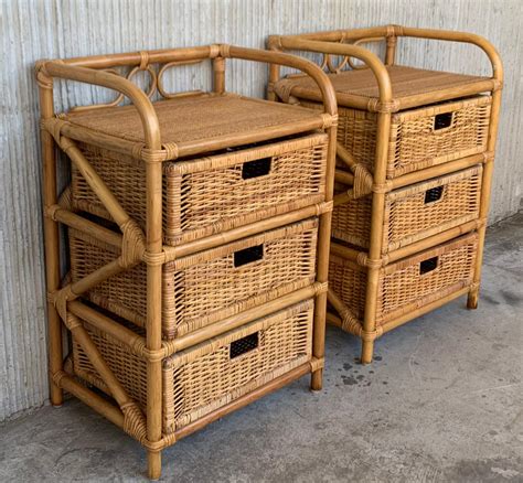 Coppia di comodini in bambù e rattan del Midcentury con tre cassetti in