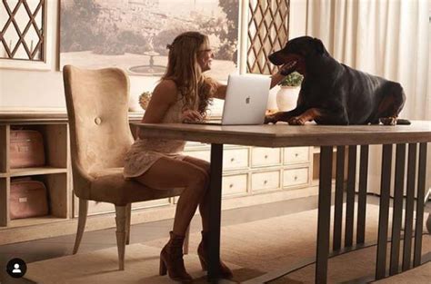 Người đẹp làng võ khoe bikini cực lạ Thánh nữ UFC suýt lộ vòng