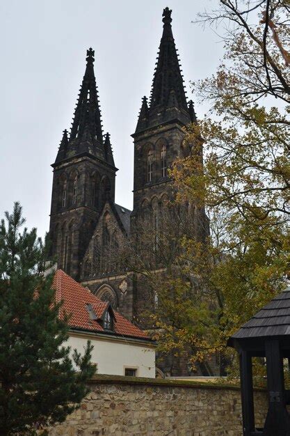 La basílica de los santos pedro y pablo en vysehrad praga Foto Premium