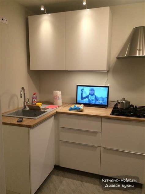 Белая кухня с деревянной столешницей – модные тренды (28 фото)