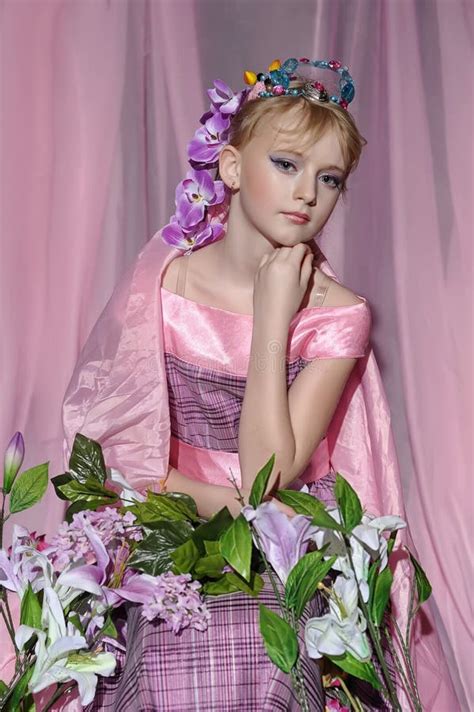 Jeune Princesse Blonde Avec Une Belle Décoration Orientale Sur Sa Tête Avec Des Pierres Conte