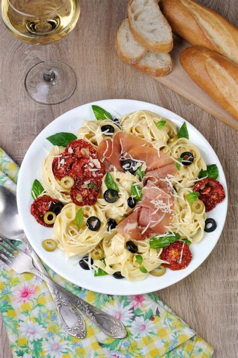 Макаронные изделия с Gammon Стоковое Фото - изображение насчитывающей ...