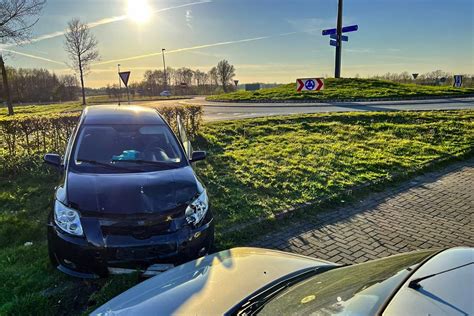 Auto vliegt uit bocht en ramt geparkeerde auto WâldNet