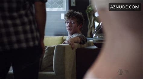 CMNF girl gets naked spray tan in front of guys ThisVid 日本語で