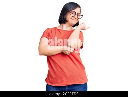 Brunette Frau mit Down Syndrom trägt Superhelden Kostüm erschrocken und erstaunt mit offenem