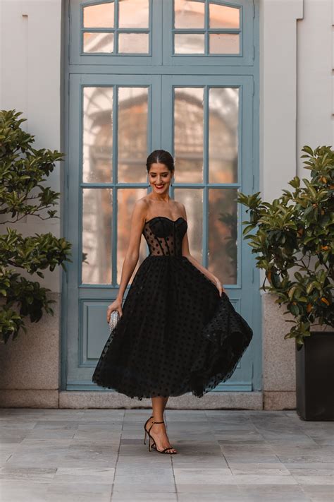 Vestidos Negros Para Bodas Look De Mañana: Invitada De Negro Con