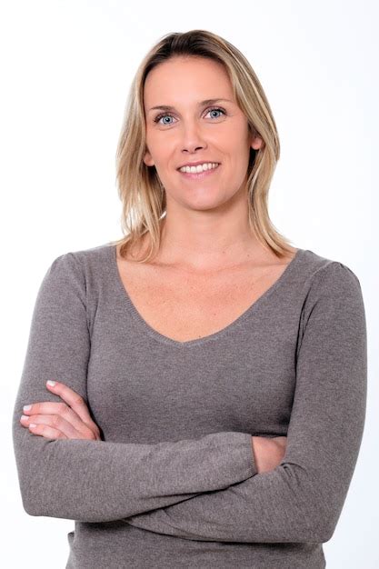 Femme Blonde Souriante Isol E Sur Un Espace Blanc Photo Gratuite