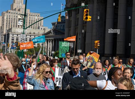 Una Fotograf A De Activistas Con Carteles Y Carteles De Cart N