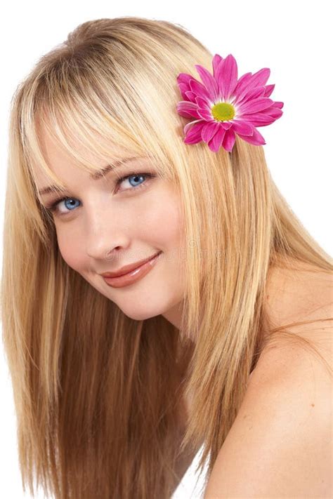 Belle Femme Blonde De Verticale Image Stock Image Du Fleur Mignon