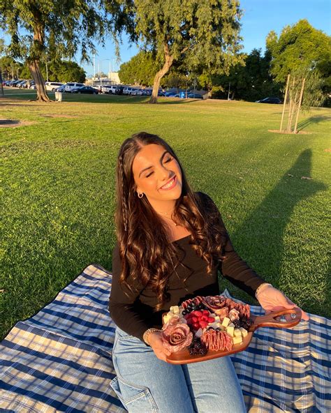 Charcuterie and beyond - Bella Garza (@charcuterieandbeyond