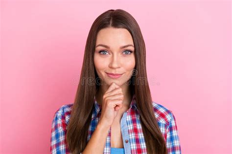 Foto De Brunette Pensante Jovencita Cara De La Mano Usar Camisa Azul Aislado En El Fondo Color