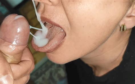 Une MILF mature taille une pipe jusquà ce que sa bouche se remplisse de sperme xHamster