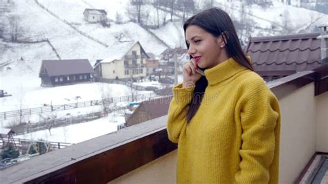 Sch Nes Junges M Dchen Das Ihre Br Ste Zeigt Stock Video Video Von Bikini Mode