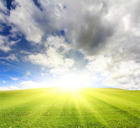 Colina Verde Soleada Con La Hierba Debajo Del Cielo Imagen De Archivo