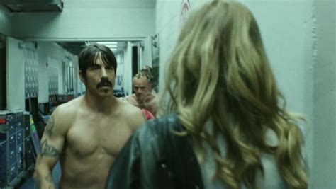 Novo Videoclipe De Red Hot Chili Peppers Traz Perspectiva De Jovem F Que Vai A Show Da Banda