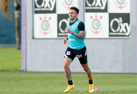 Sob O Olhar De Danilo Elenco Do Corinthians Realiza Trabalho T Tico