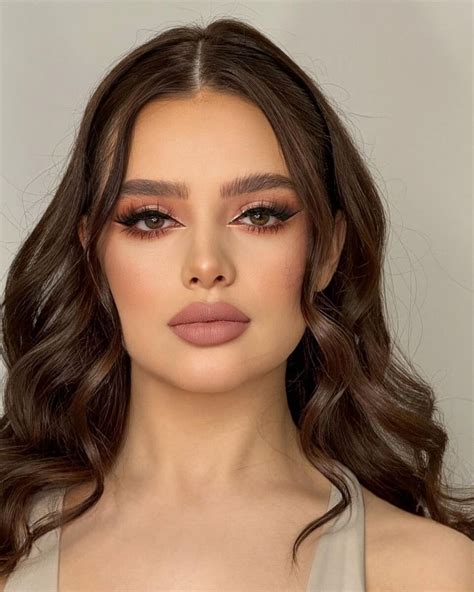 Soft Nude Makeup Is The Minimalist Trend Of The Season