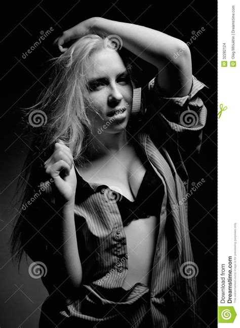 Blonde En Una Camisa Masculina En La Oscuridad Foto De Archivo Imagen De Atractivo Mirando