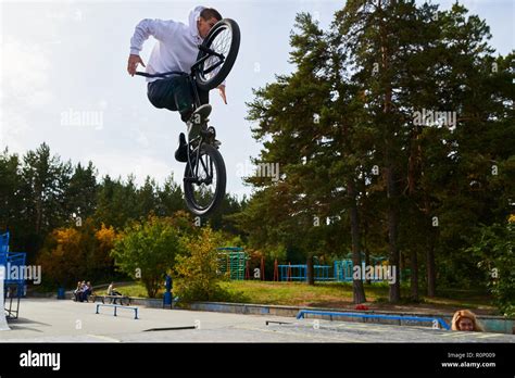 Bmx stunts hi-res stock photography and images - Alamy