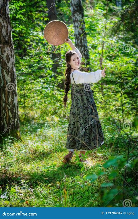 La Sorci Re De Fille Ex Cute Une Danse Rituelle Avec Un Tambour De