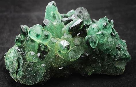 Камень Кварц: свойства, разновидности и кому подходит