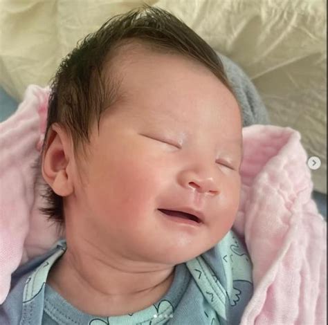 Hot girl Mẫn Tiên lần đầu khoe gương mặt con nhóc tỳ là bản sao nhí của bố