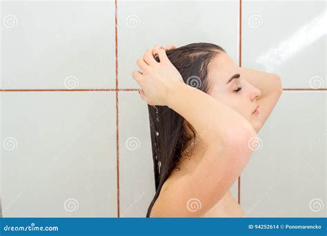 Portret Van Een Jong Brunette Dat Zich Onder De Douche Met Nat Haar Bevindt Stock Foto Image