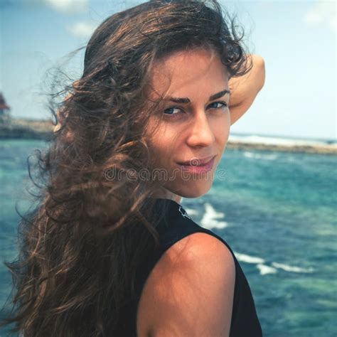 Retrato Del Verano De La Mujer Atractiva Joven Del Bikini Imagen De Archivo Imagen De Swimsuit