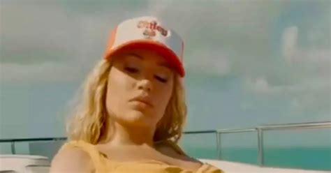 Iggy Azalea Branded Hotter Than Hell As She Shows Under Boob In Teeny Bikini Daily Star