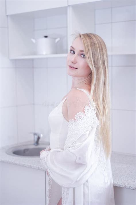 Mulher Sexy De Lingerie Branca Na Cozinha Foto De Stock Imagem De Noiva Caucasiano