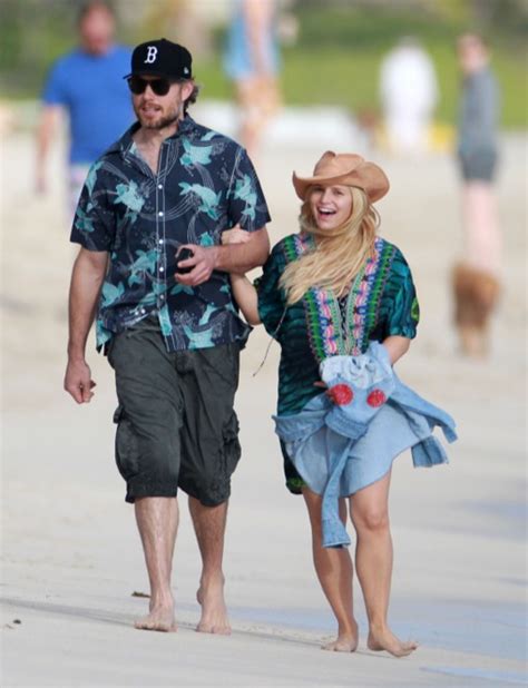 Semi Exclusive Jessica Simpson And Eric Johnson Take A Romantic Stroll