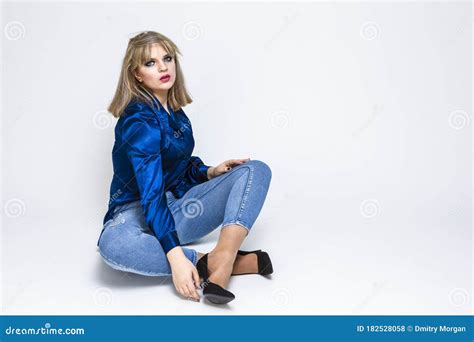 Modes De Vie De La Jeunesse Portrait D Attirer La Fille Blonde Du Caucase Tout En Posant Assis