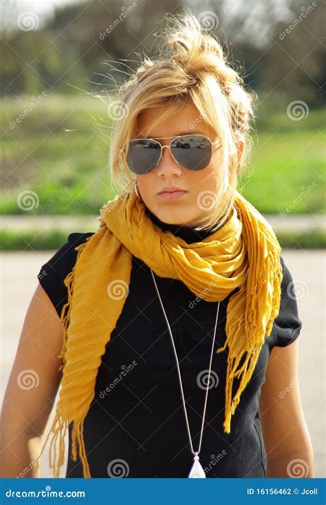 Jeune Blonde Avec Des Lunettes De Soleil Photo Stock Image Du Fille Cheveu