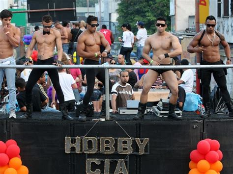 G Gogo boys dançam em trio elétrico em Parada Gay no subúrbio do Rio notícias em Rio de Janeiro
