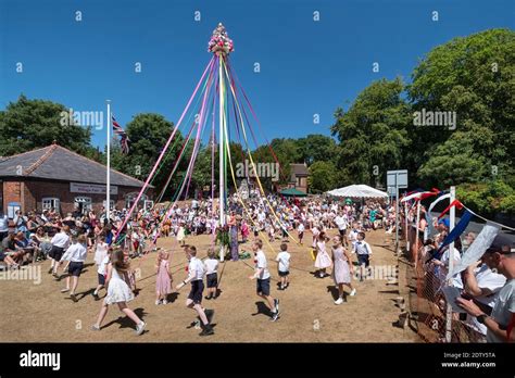 Cheshire Maibaum Tanzen Fotos Und Bildmaterial In Hoher Auflösung Alamy