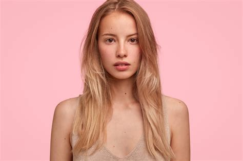 Portrait De Femme Blonde Posant Photo Gratuite